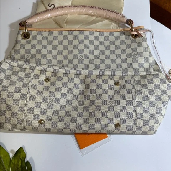 Elegant Shoulder Bag in Beige/Gray - Picture 4 of 9